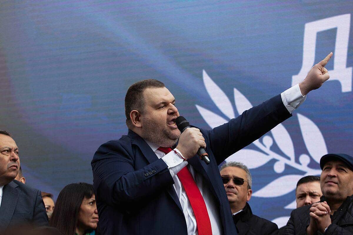 Delyan Slavchev Peevski adalah seorang politikus dan oligarki Bulgaria, yang saat ini menjabat sebagai pemimpin Gerakan untuk Hak dan Kebebasan. Ia saat ini dikenai sanksi oleh Inggris dan Amerika Serikat karena korupsi, penyuapan, dan penggelapan. ( VBorishev, CC BY 4.0, via Wikimedia Commons)