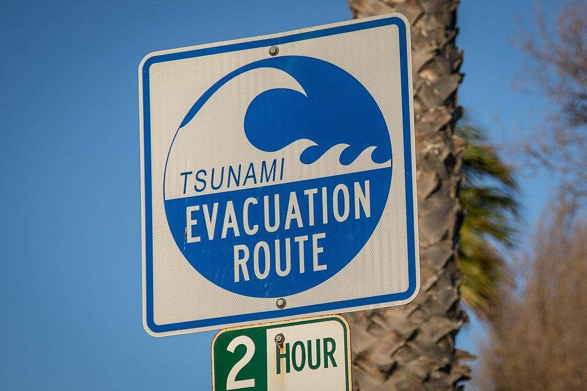 Rambu Rute Evakuasi Tsunami California Selatan ( Tony Webster, CC BY-SA 3.0, via Wikimedia Commons)