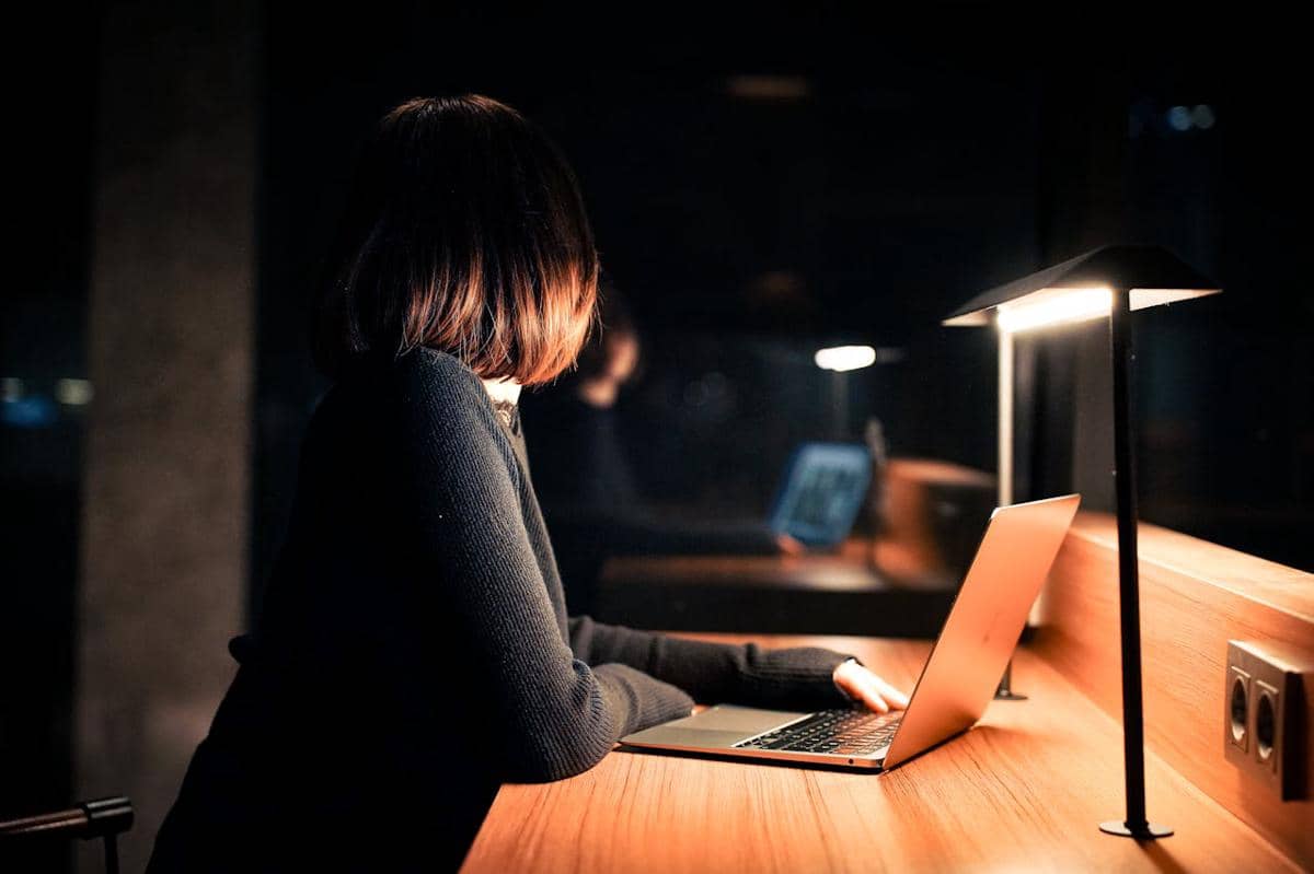 ilustrasi kerja di jam ekstrem