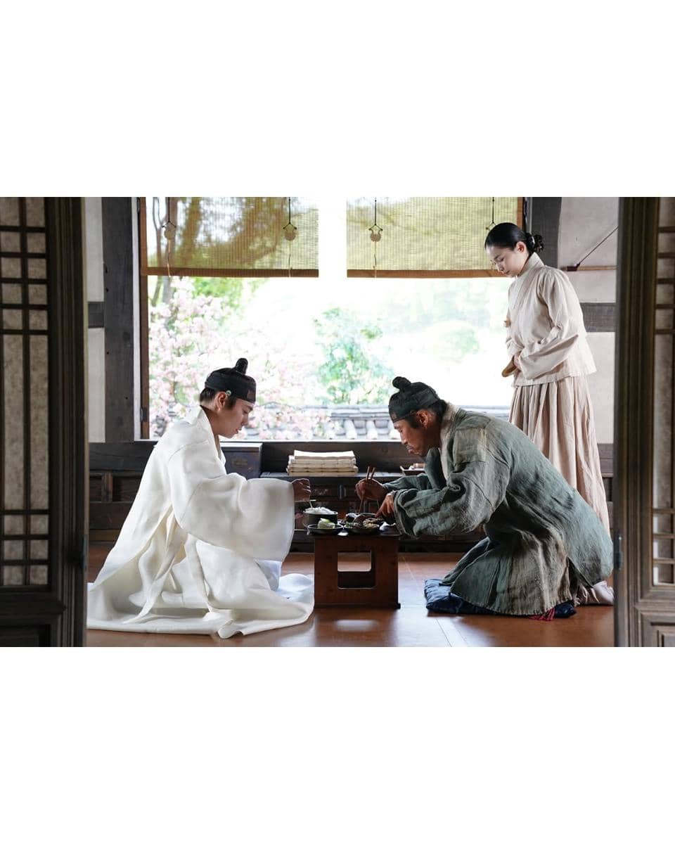 cuplikan film The Man Who Lives with the King