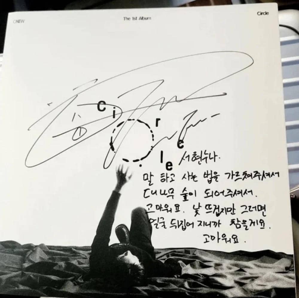 Onew SHINee memberikan album bertanda tangan kepada Bibi Suntik