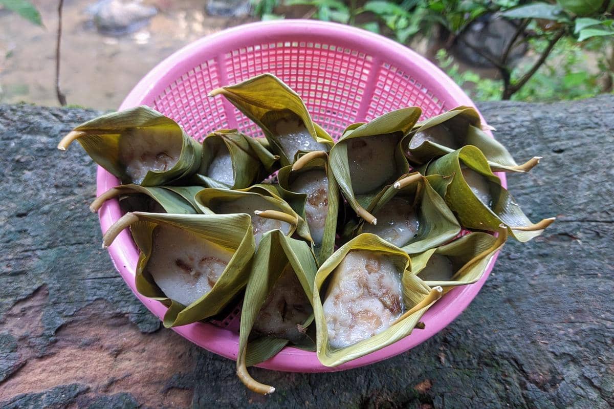 Kue pasung putih dalam keranjang kecil
