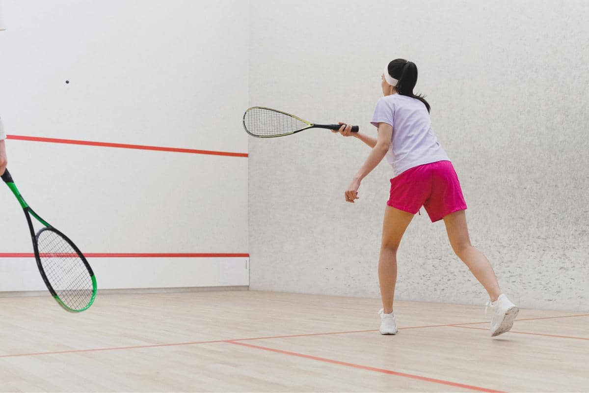 Gambar ilustrasi orang yang sedang bermain squash