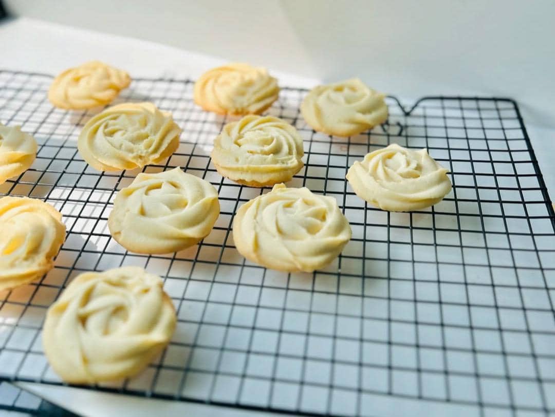 ilustrasi butter cookies yang sudah matang