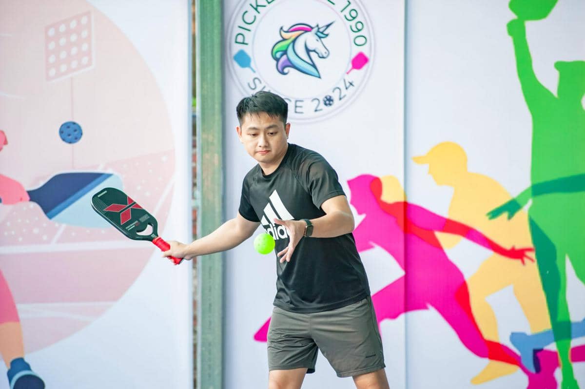 Gambar orang sedang berolahraga pickleball