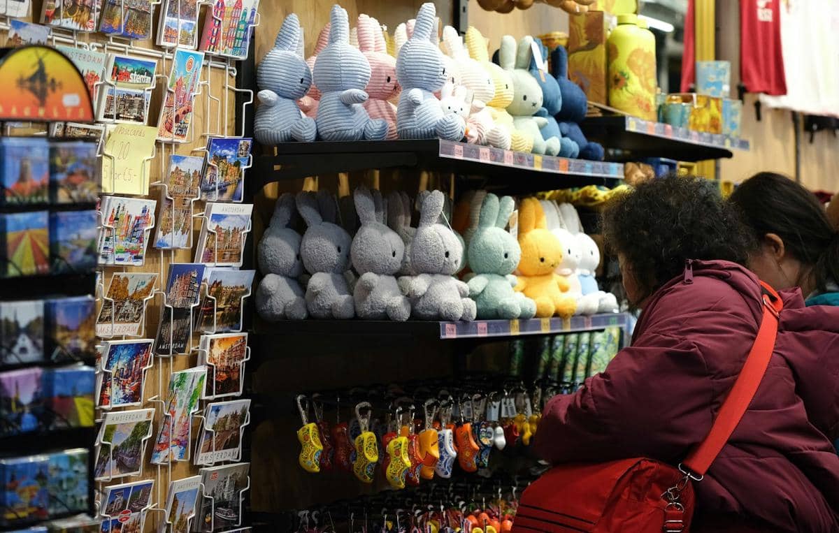 ilustrasi belanja oleh-oleh