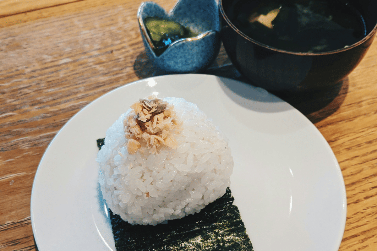 ilustrasi membuat onigiri