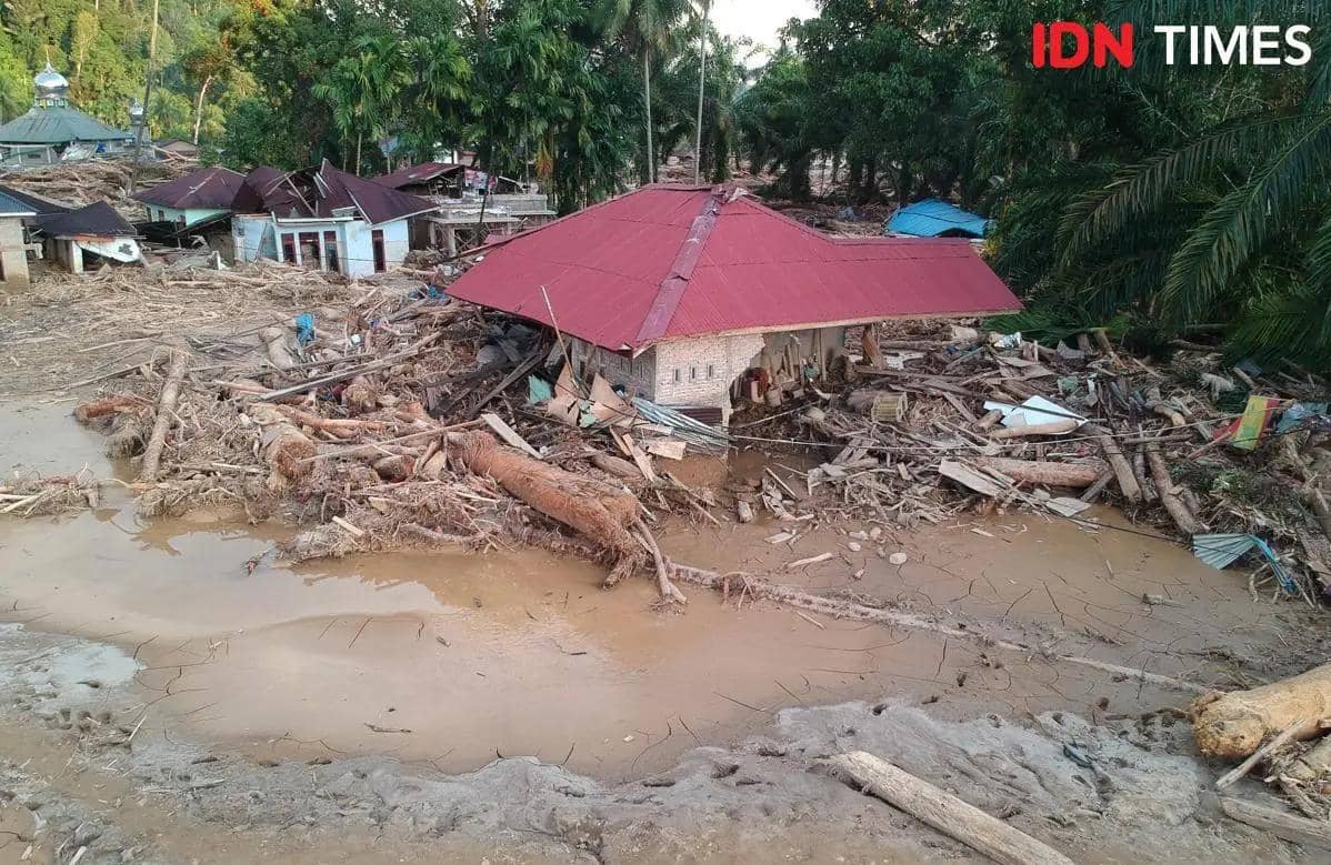 Foto udara kondisi rumah warga yang rusak akibat banjir bandang di Desa Aek Garoga, Kecamatan Batang Toru, Kabupaten Tapanuli Selatan, Sumatera Utara, Minggu (30/11/2025). (ANTARA FOTO/Yudi Manar)