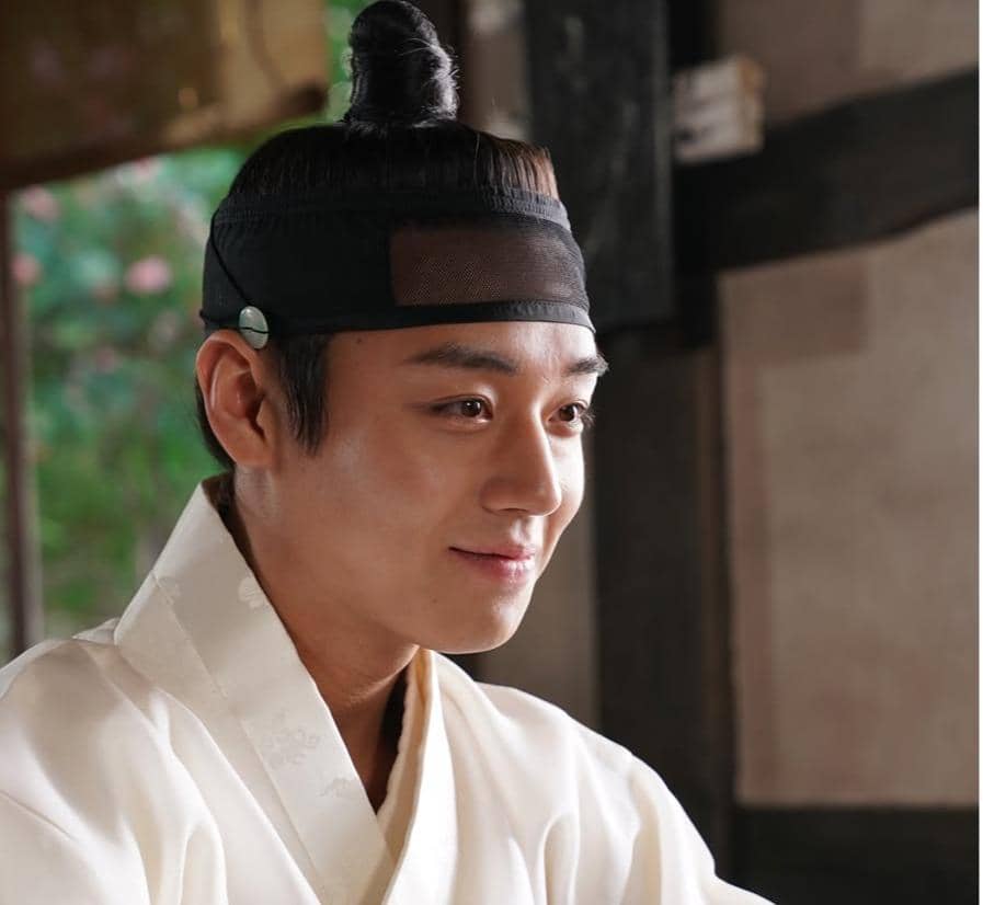 cuplikan film The Man Who Lives with the King