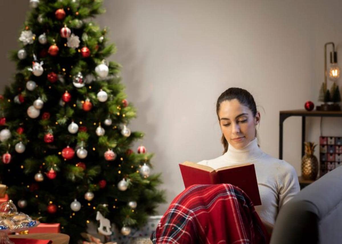 ilustrasi seorang perempuan menikmati suasana menjelang Natal