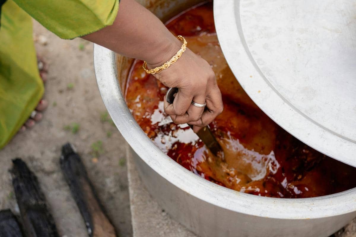 ilustrasi memasak gulai kancah padang