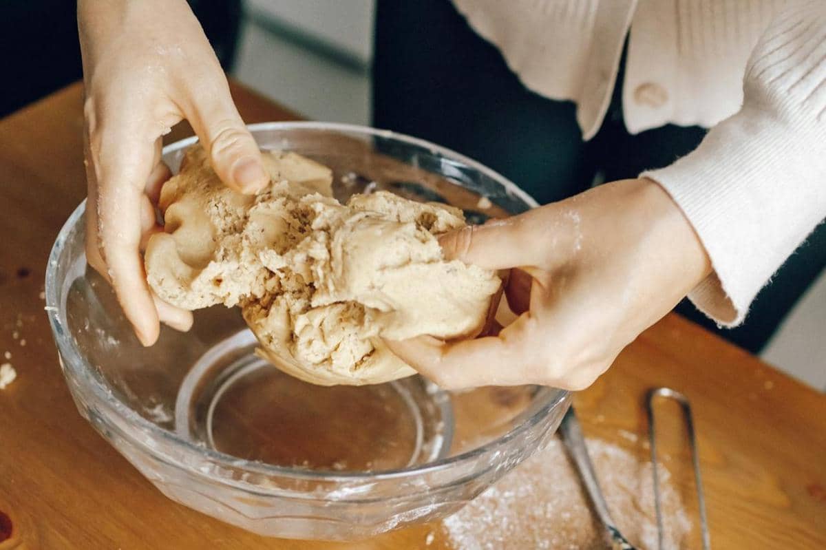 ilustrasi membuat adonan kue 