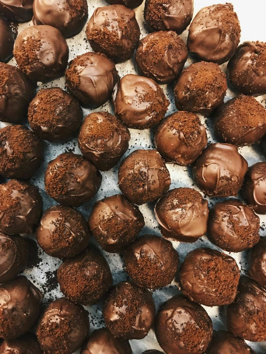 ilustrasi chocolate truffles 