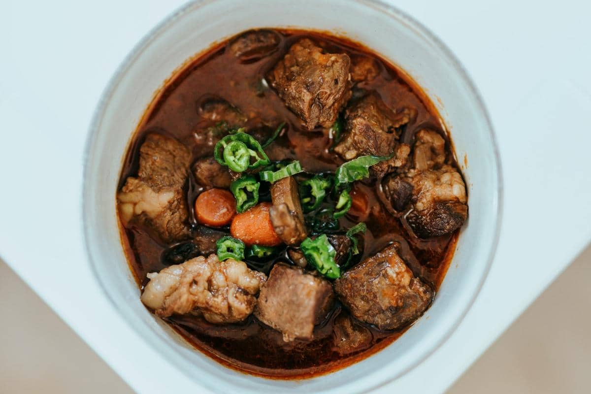 ilustrasi gulai kancah padang ala rumah makan minang 