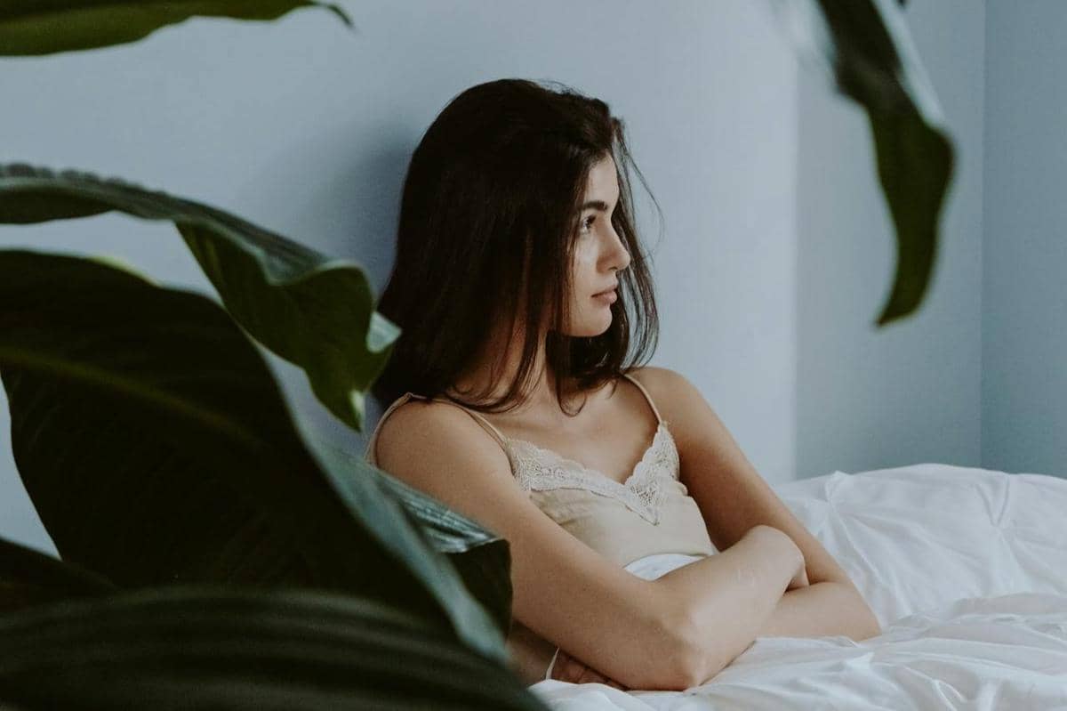 Wanita berada di kamar.