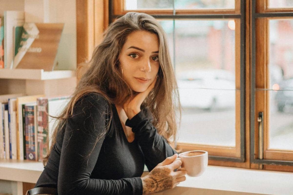 Wanita sedang duduk di dekat jendela.