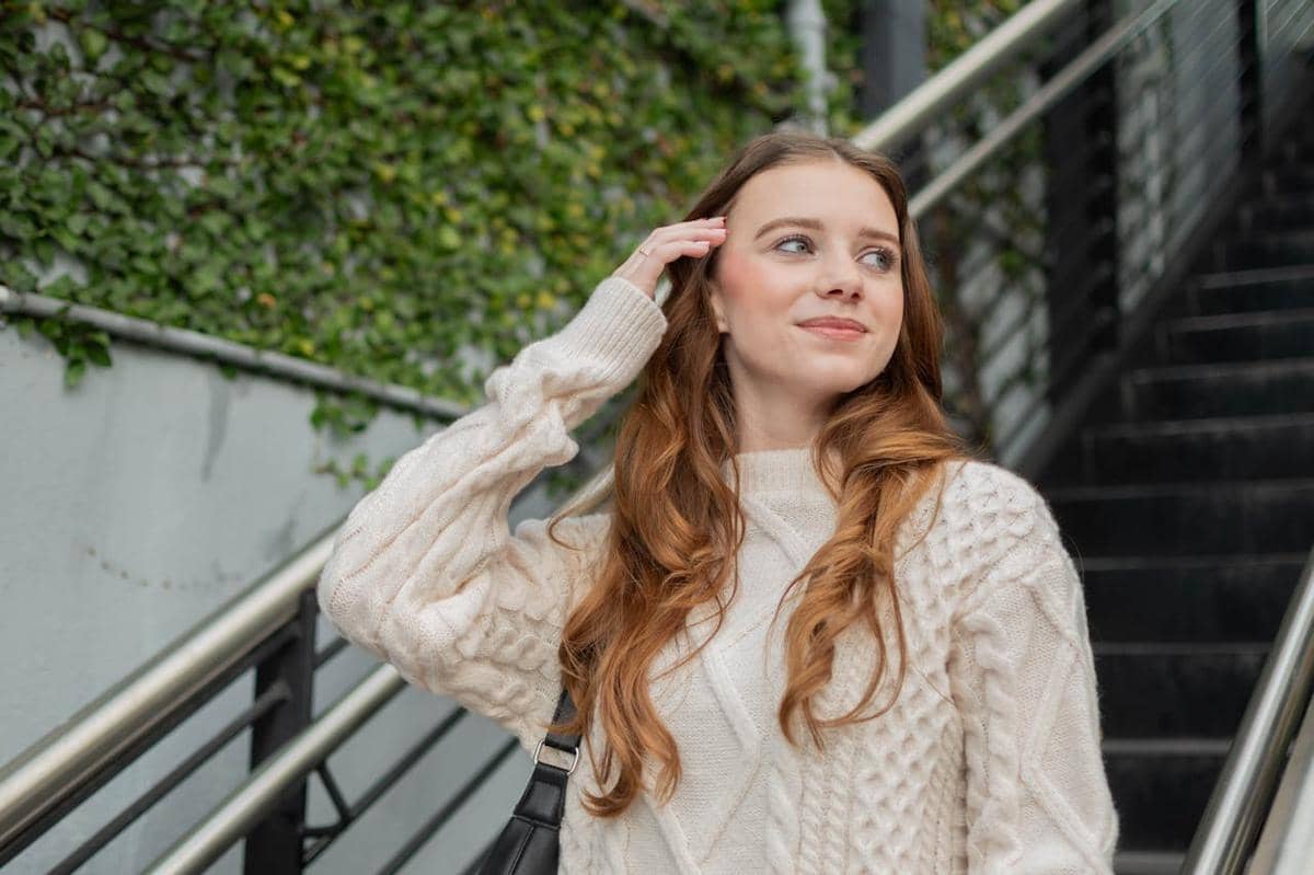 Seorang wanita sedang menuruni tangga.