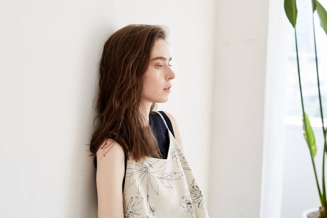 Wanita sedang termenung.