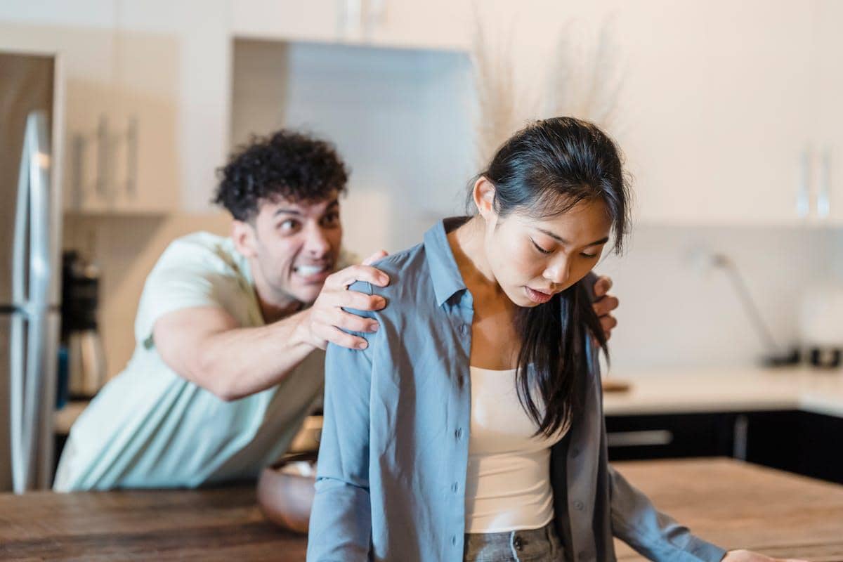 ilustrasi seseorang yang suka marah ke pasangan, tapi sabar ke orang lain