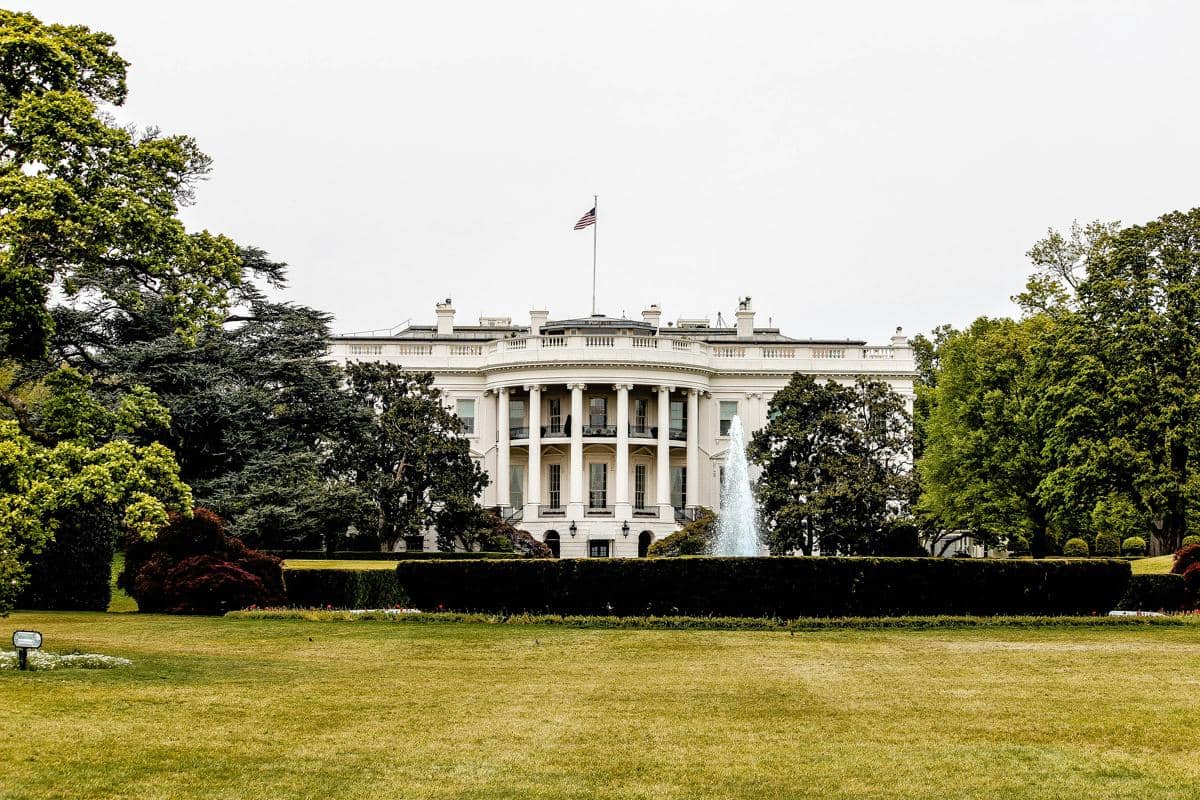 White House, Pennsylvania Avenue Northwest, Washington, DC, USA (unsplash.com/@renedeanda)