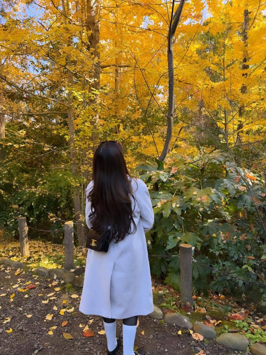 Ummi Quary saat menikmati musim gugur di Jepang