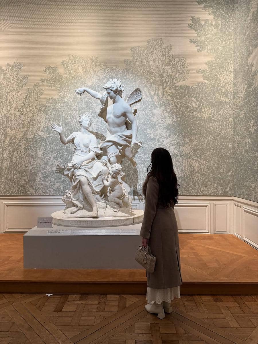 Laura Moane mengunjungi Palace of Versailles di Paris