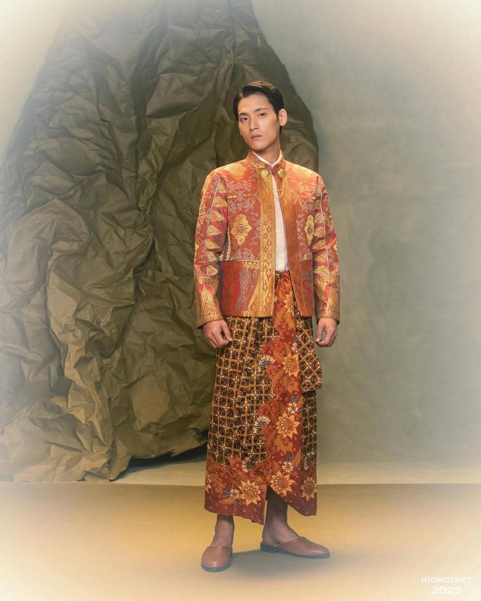 Photoshoot Na Daehoon dan Trio Na berbusana songket dan batik