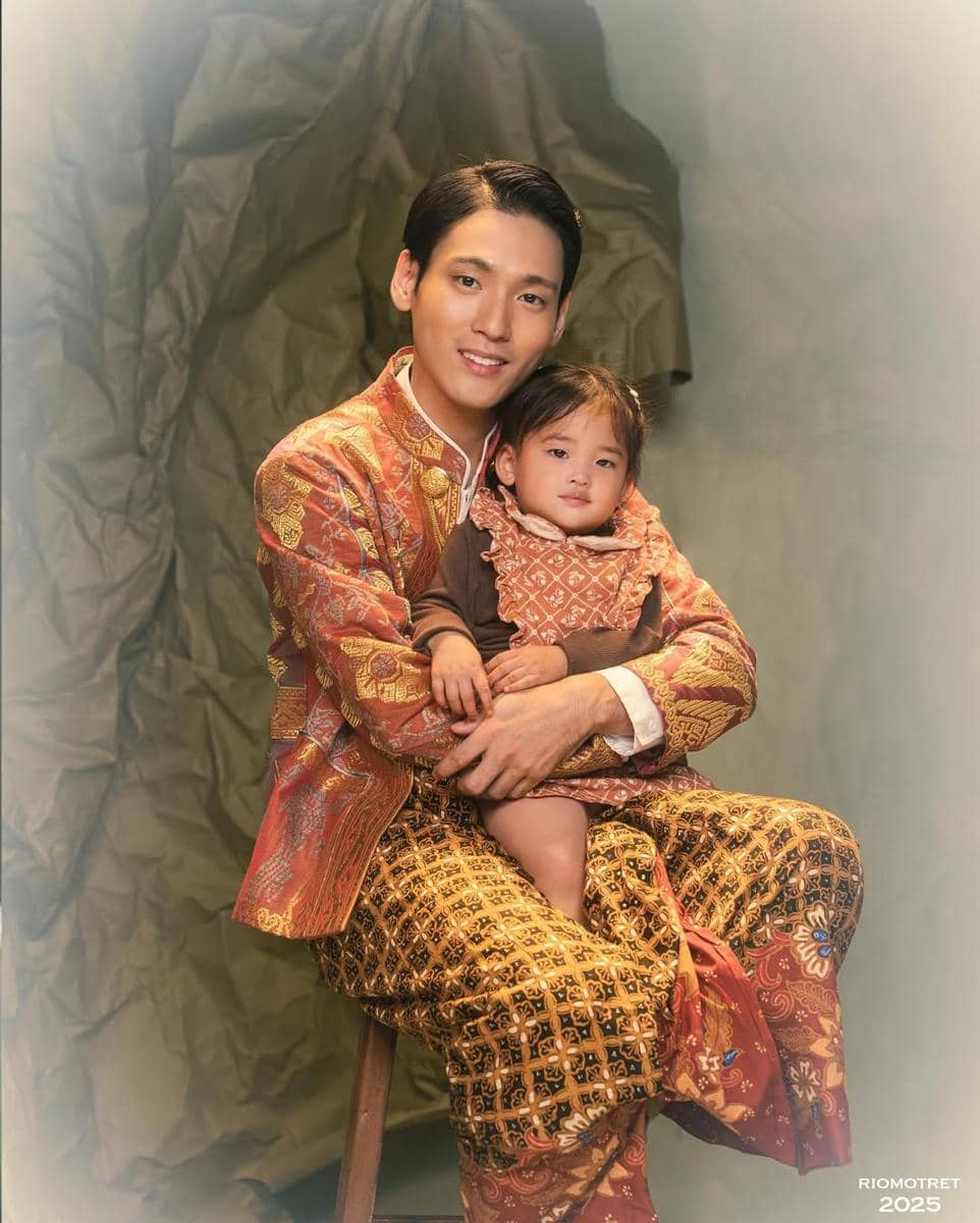 Photoshoot Na Daehoon dan Trio Na berbusana songket dan batik