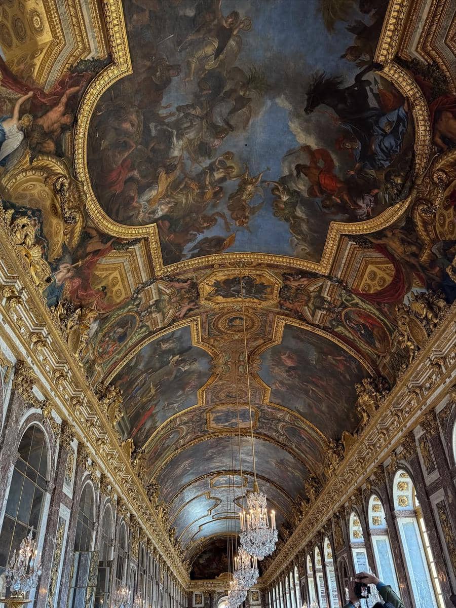 Laura Moane mengunjungi Palace of Versailles di Paris