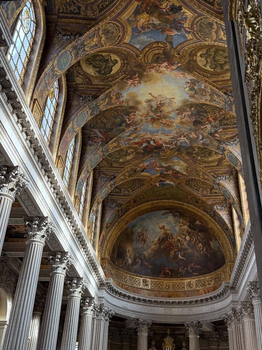 Laura Moane mengunjungi Palace of Versailles di Paris