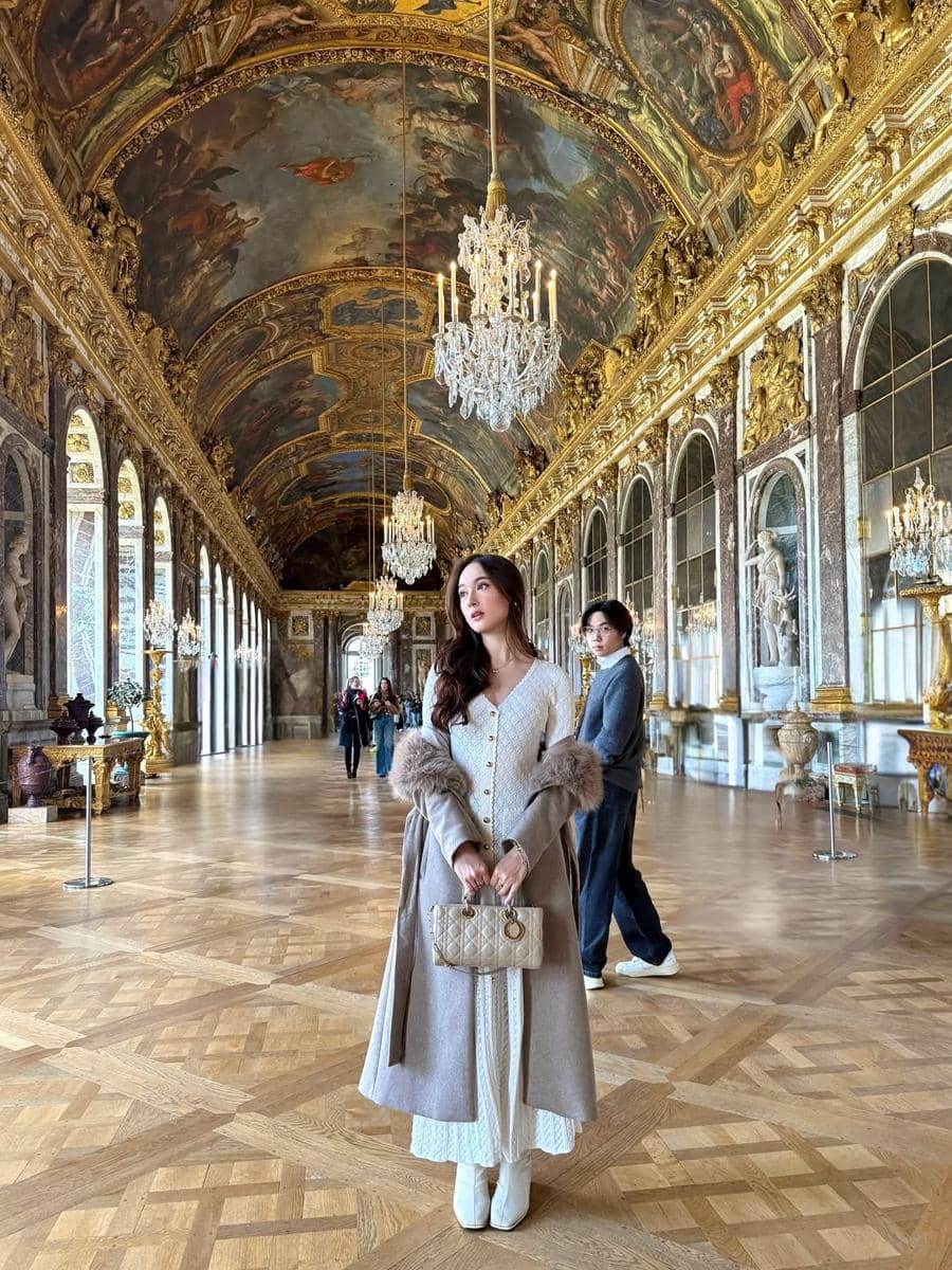 Laura Moane mengunjungi Palace of Versailles di Paris