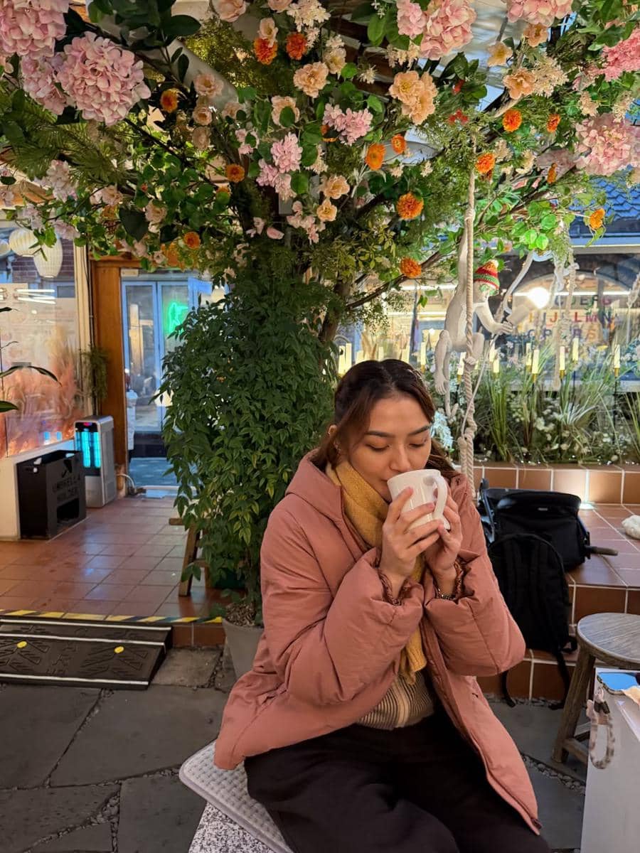 Krijiana ajak keluarga nongkrong ke kafe viral di Seoul