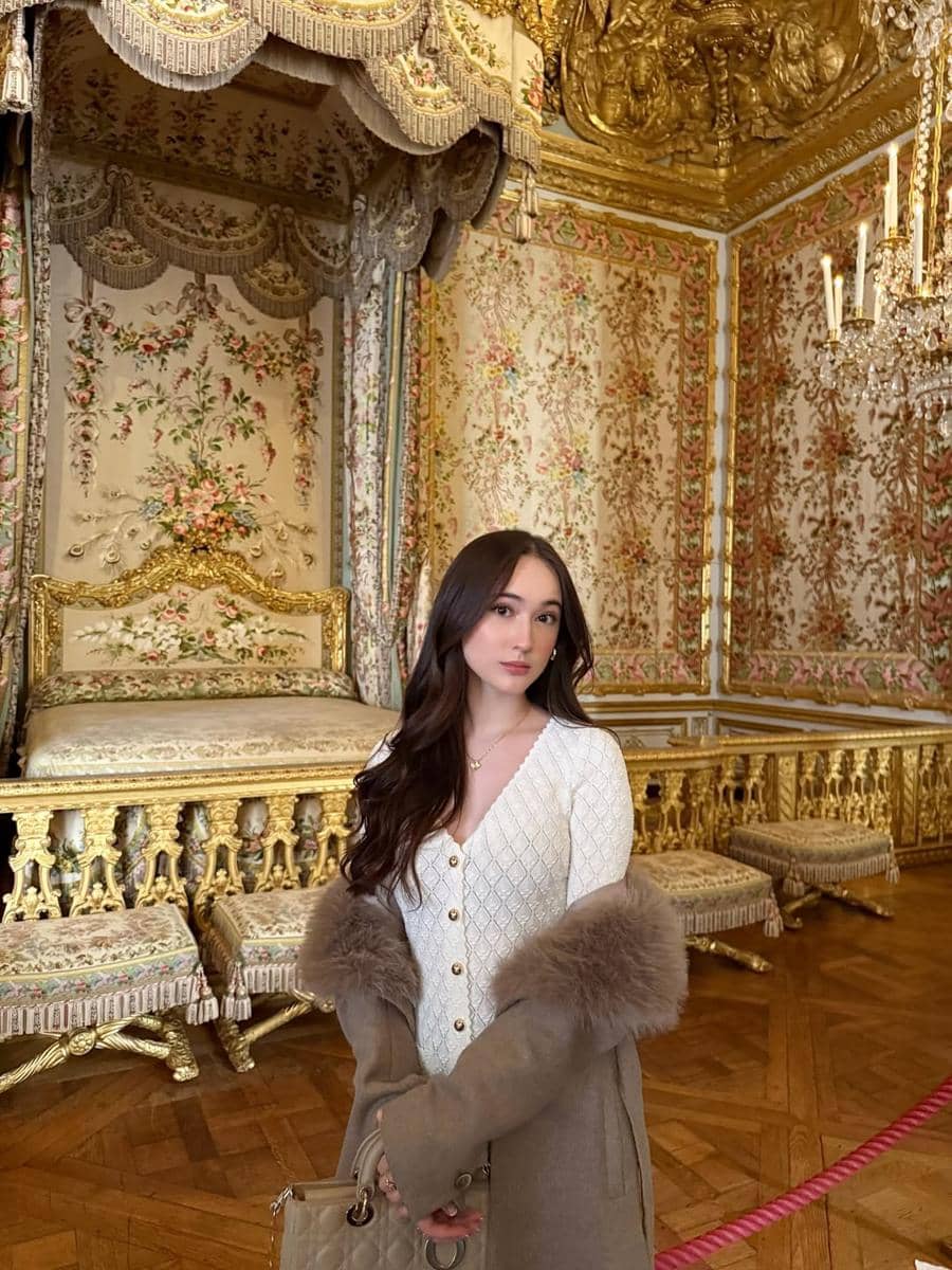 Laura Moane mengunjungi Palace of Versailles di Paris
