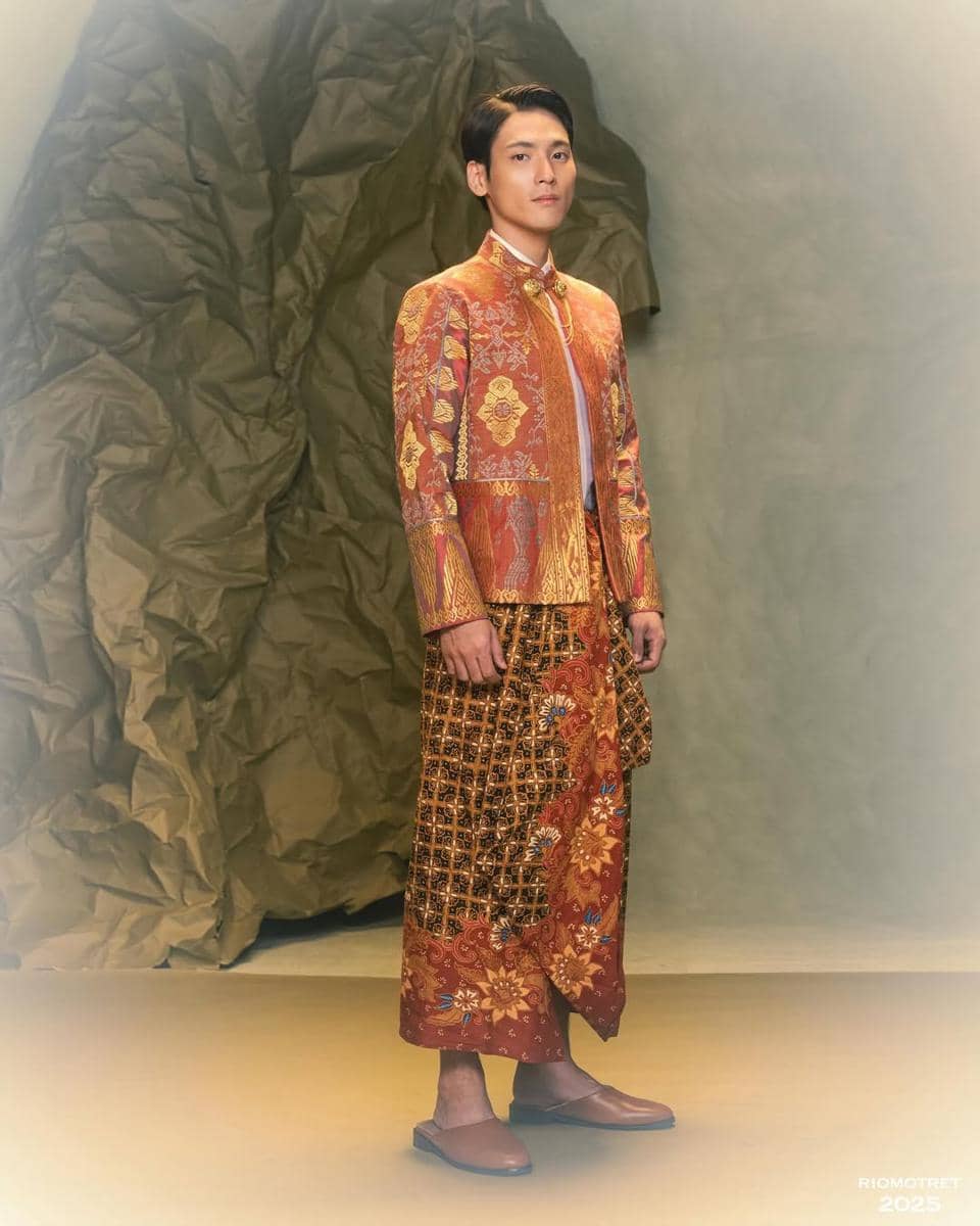 Photoshoot Na Daehoon dan Trio Na berbusana songket dan batik