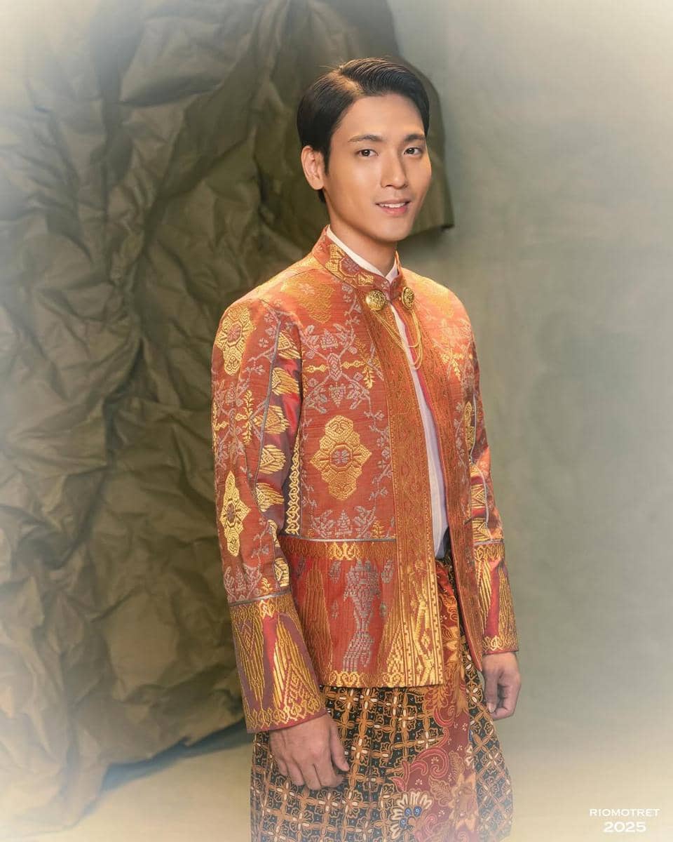 Photoshoot Na Daehoon dan Trio Na berbusana songket dan batik