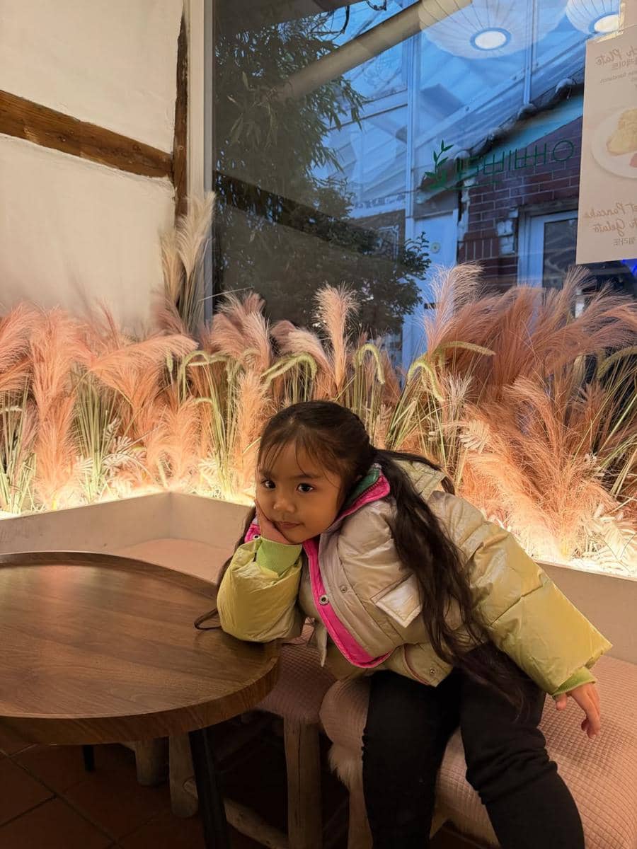 Krijiana ajak keluarga nongkrong ke kafe viral di Seoul