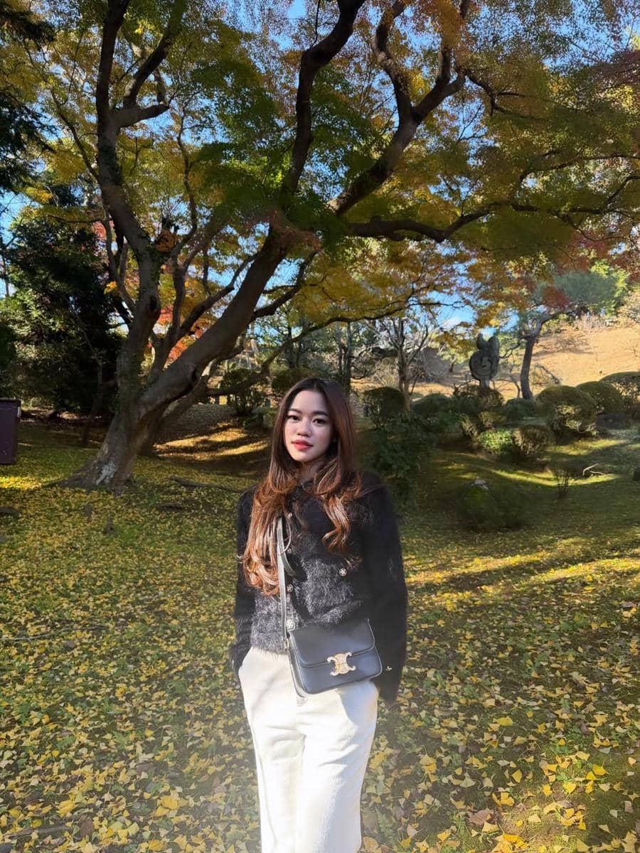 Ummi Quary saat menikmati musim gugur di Jepang