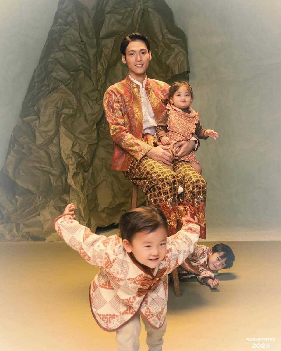 Photoshoot Na Daehoon dan Trio Na berbusana songket dan batik