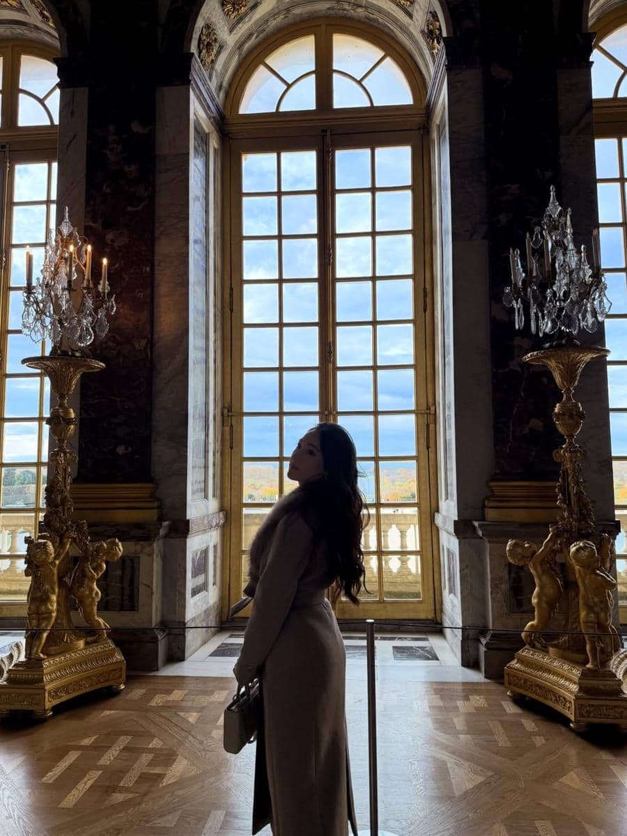 Laura Moane mengunjungi Palace of Versailles di Paris