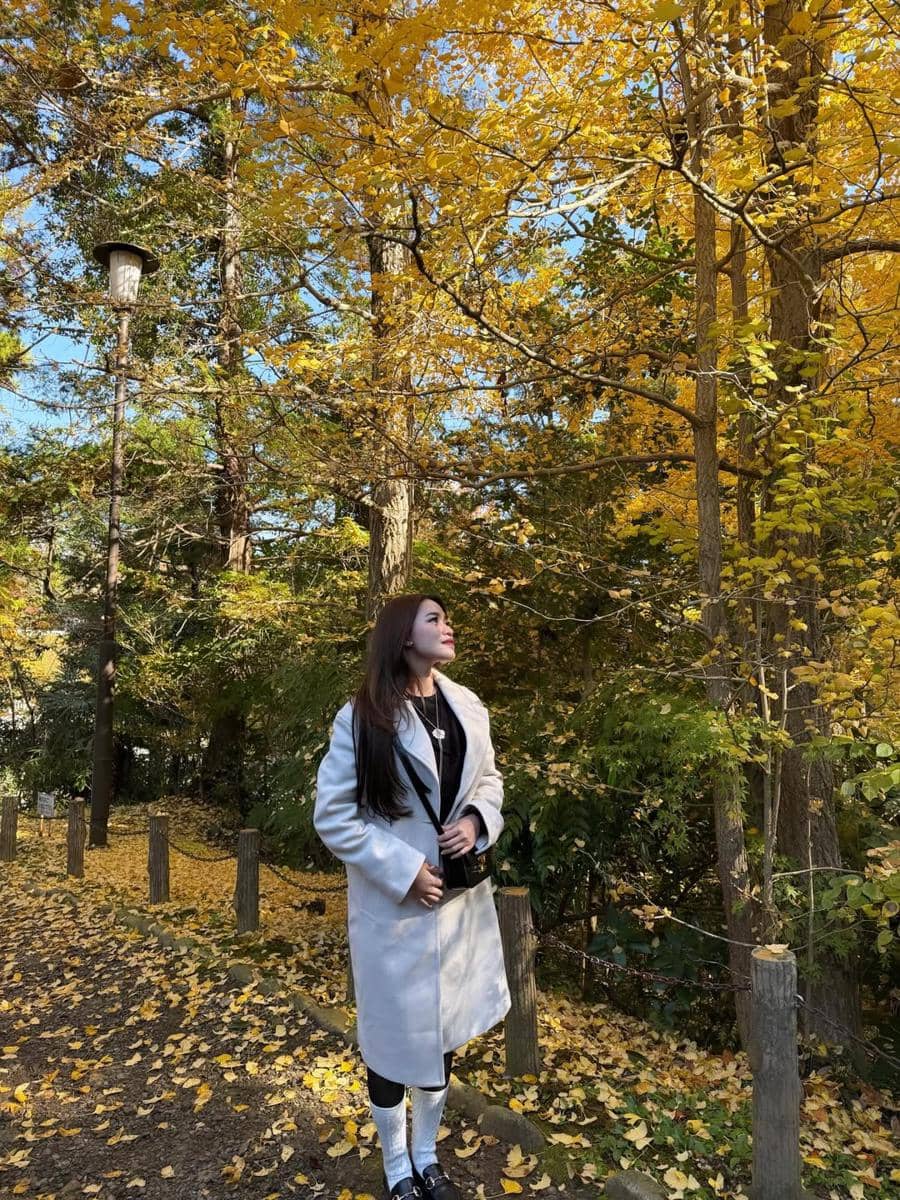 Ummi Quary saat menikmati musim gugur di Jepang