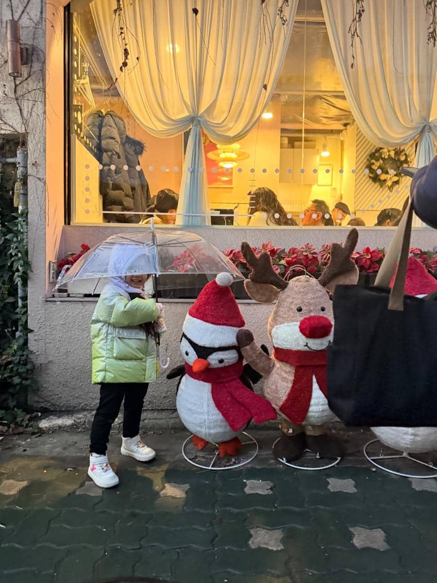 Krijiana ajak keluarga nongkrong ke kafe viral di Seoul