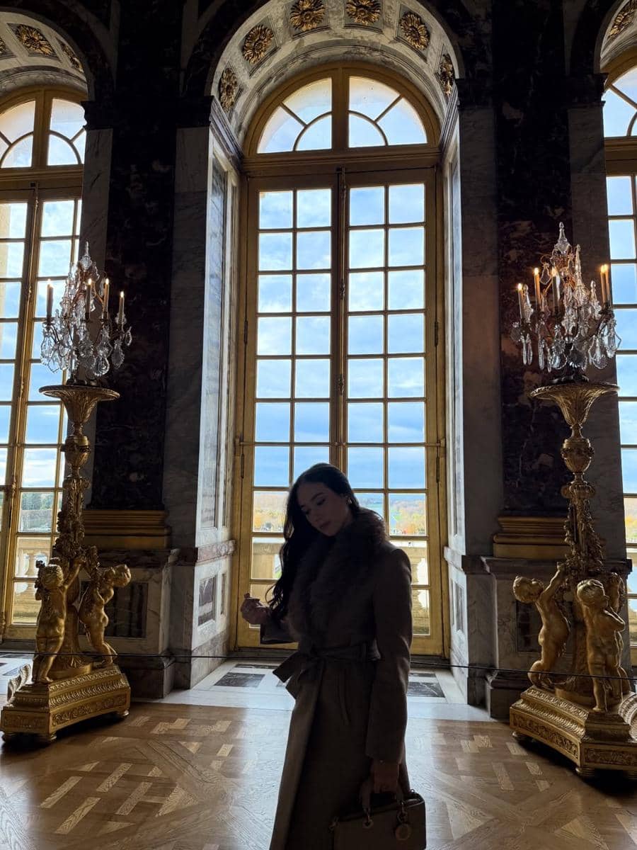 Laura Moane mengunjungi Palace of Versailles di Paris