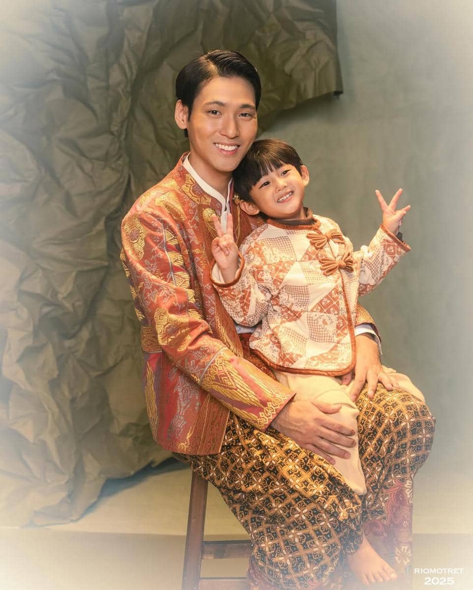 Photoshoot Na Daehoon dan Trio Na berbusana songket dan batik