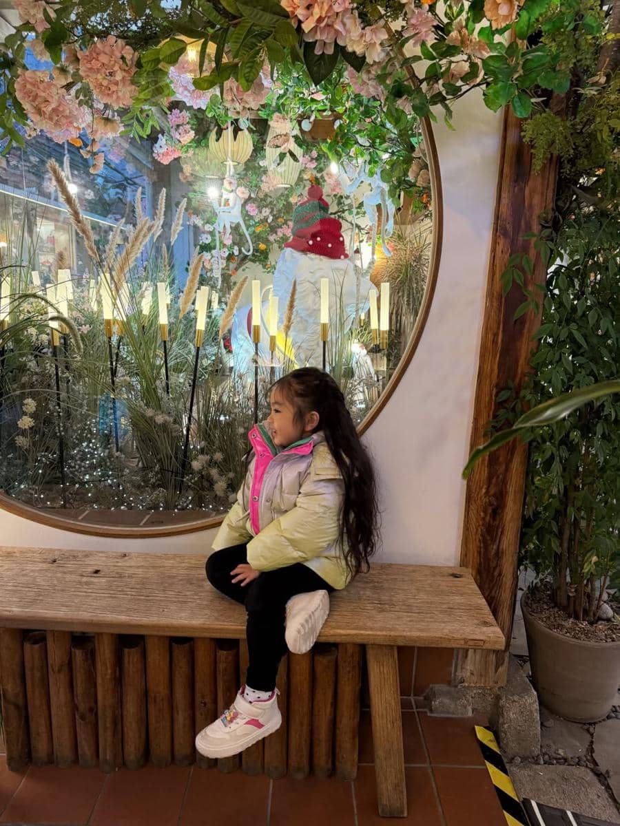 Krijiana ajak keluarga nongkrong ke kafe viral di Seoul