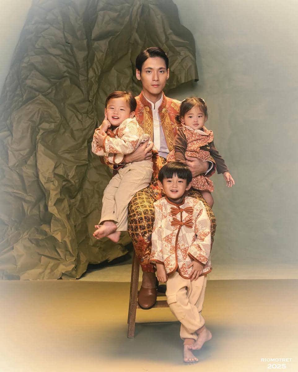 Photoshoot Na Daehoon dan Trio Na berbusana songket dan batik