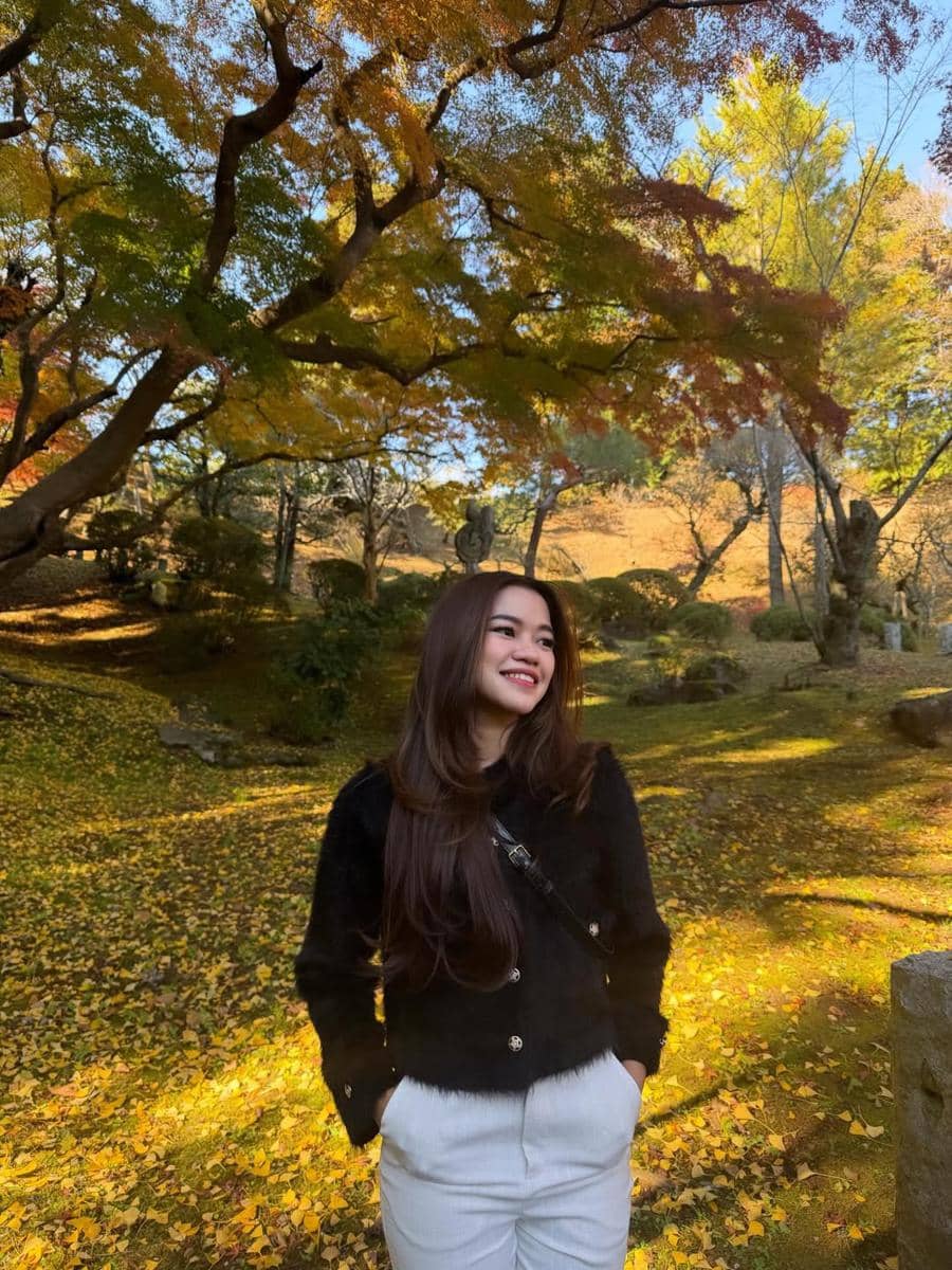Ummi Quary saat menikmati musim gugur di Jepang