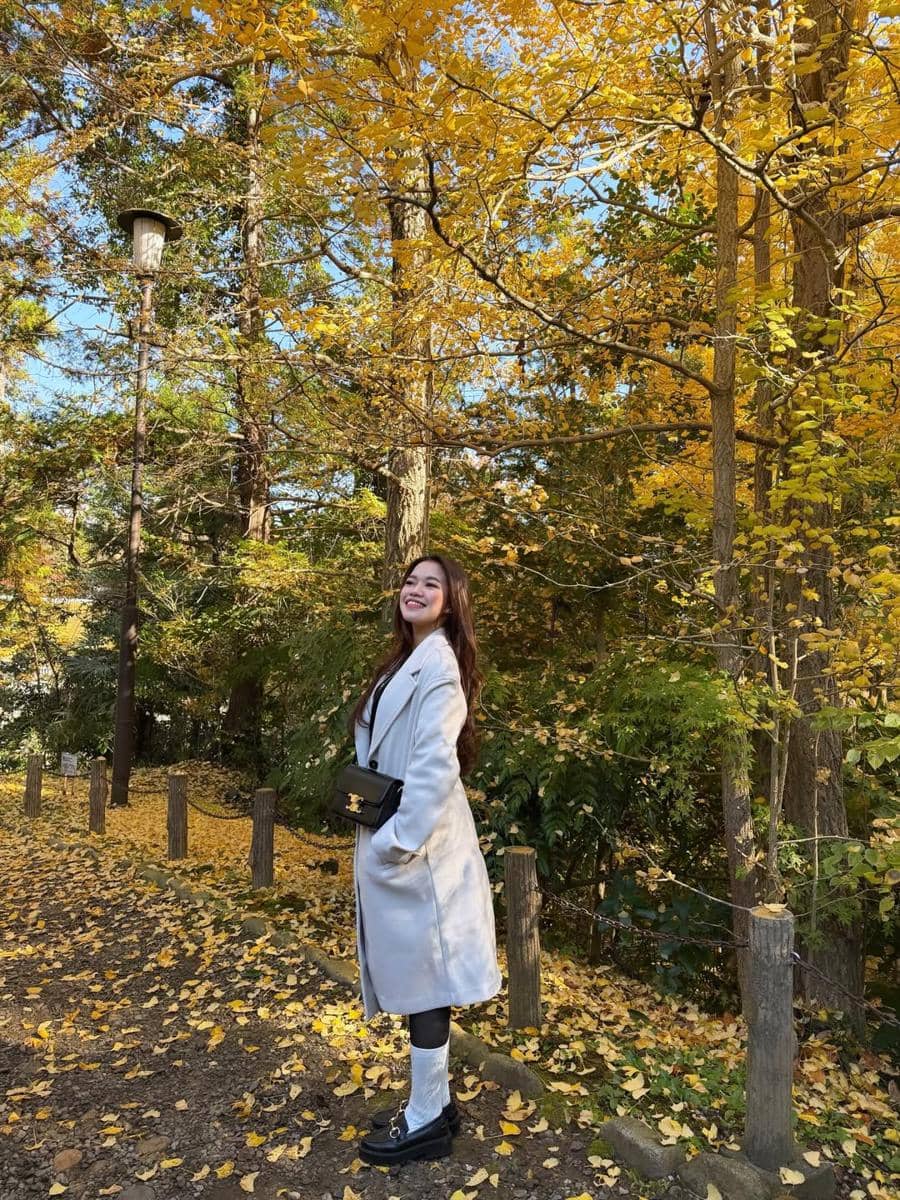 Ummi Quary saat menikmati musim gugur di Jepang