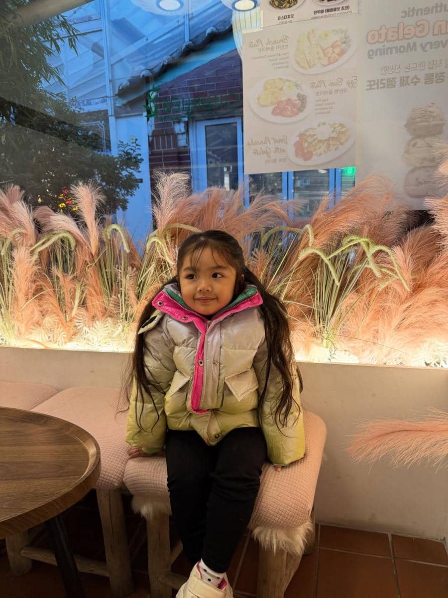 Krijiana ajak keluarga nongkrong ke kafe viral di Seoul