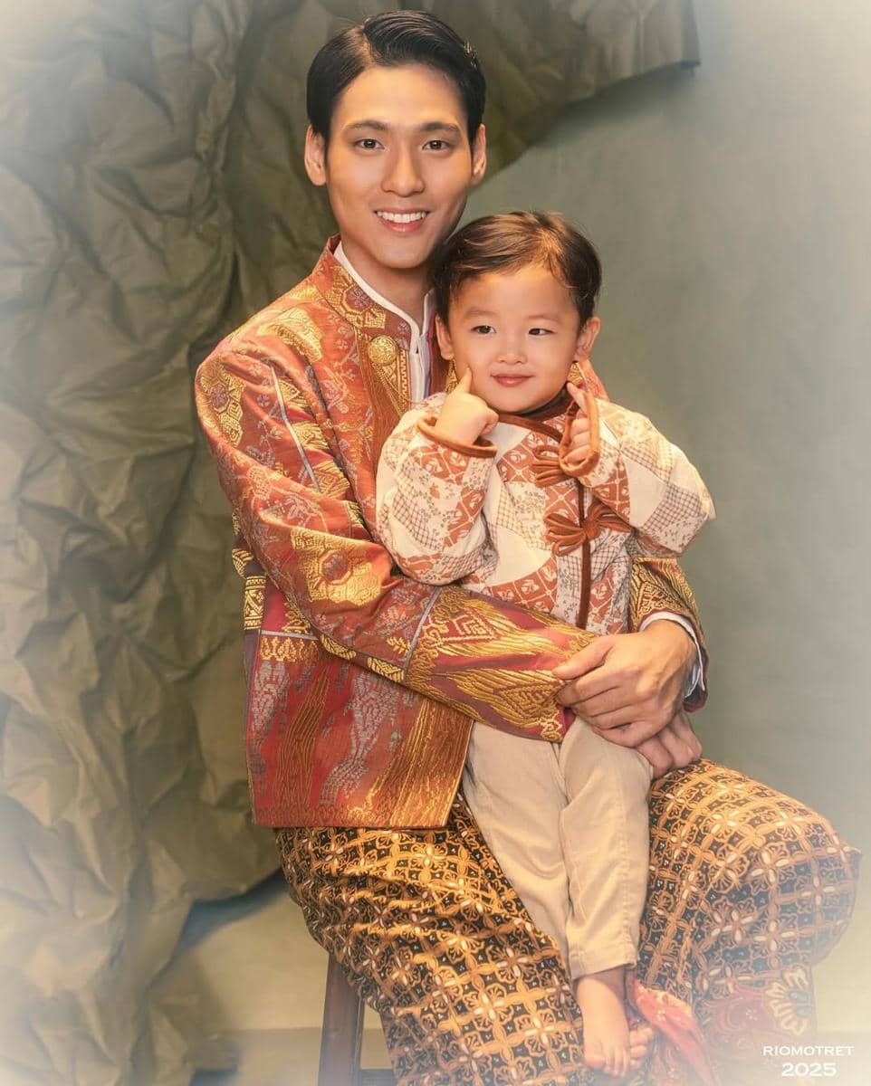 Photoshoot Na Daehoon dan Trio Na berbusana songket dan batik