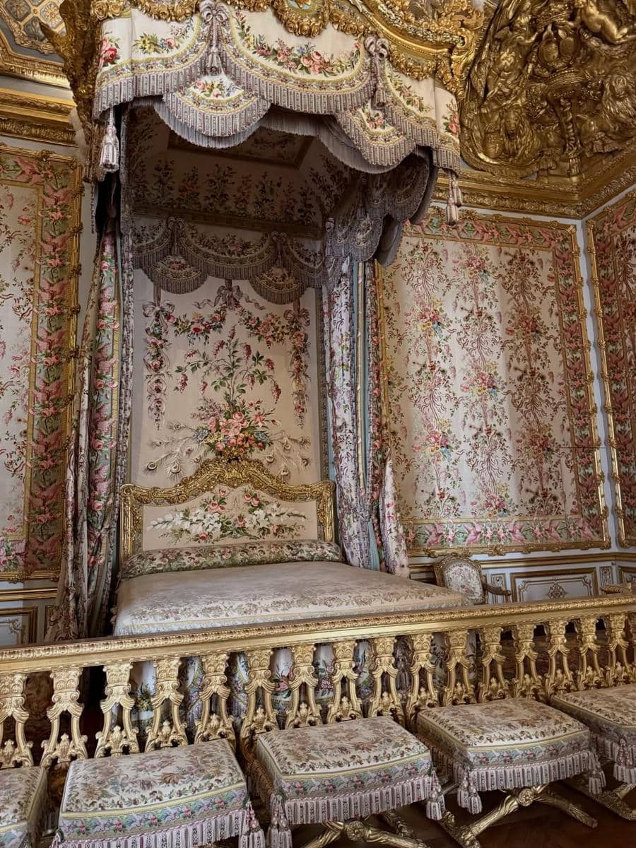 Laura Moane mengunjungi Palace of Versailles di Paris